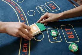 Antarmuka aplikasi mobile exototo77 menampilkan menu sportsbook, kasino langsung, dan slot
